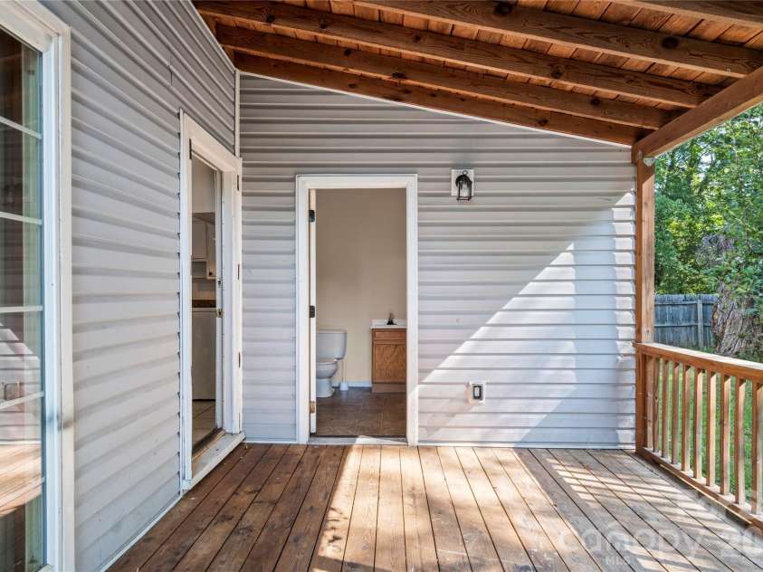 17 Edgewood View Lane, Winston Salem, NC 27127.  MLS# CAR4421322, YatesRealty ID 48629. 