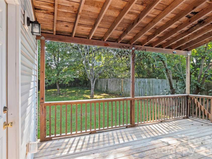 17 Edgewood View Lane, Winston Salem, NC 27127.  MLS# CAR4421322, YatesRealty ID 48629. 