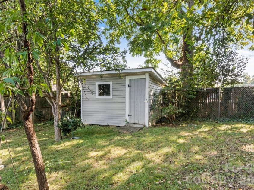 17 Edgewood View Lane, Winston Salem, NC 27127.  MLS# CAR4421322, YatesRealty ID 48629. 