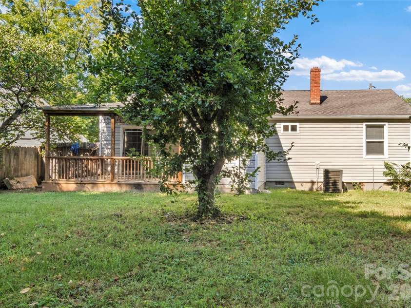 17 Edgewood View Lane, Winston Salem, NC 27127.  MLS# CAR4421322, YatesRealty ID 48629. 