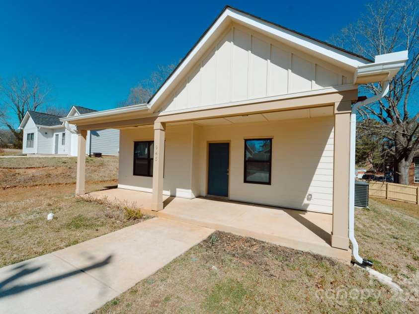 945 3rd Street Place, Hickory, NC 28602.  MLS# CAR4234609, YatesRealty ID 4863. 