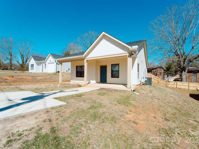 945 3rd Street Place, Hickory, NC 28602.  MLS# CAR4234609, YatesRealty ID 4863. 