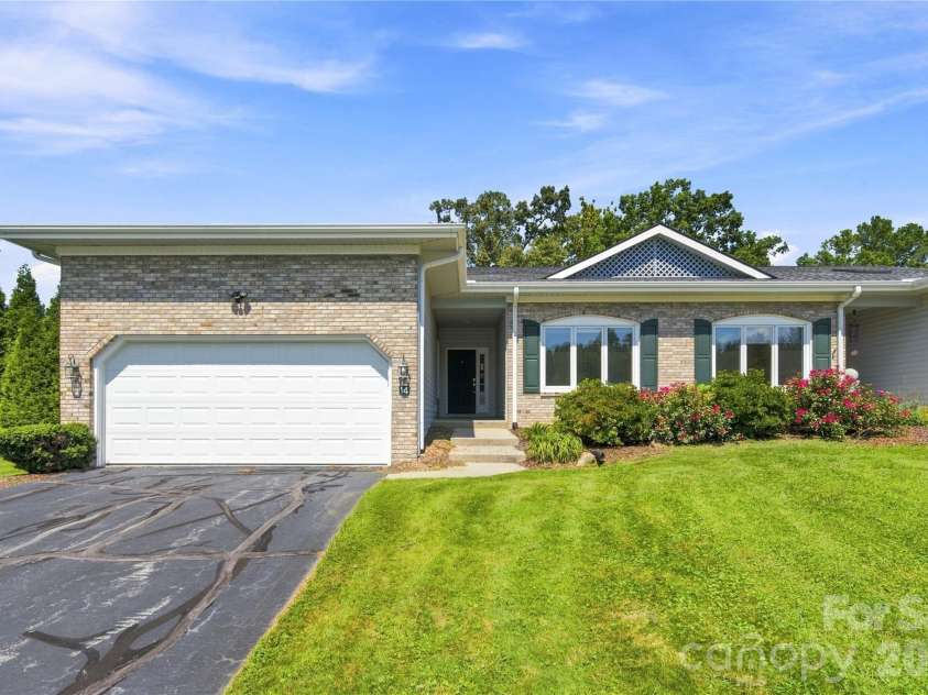 14 Country Meadows Lane, Hendersonville, NC 28792.  MLS# CAR4421252, YatesRealty ID 48631. 