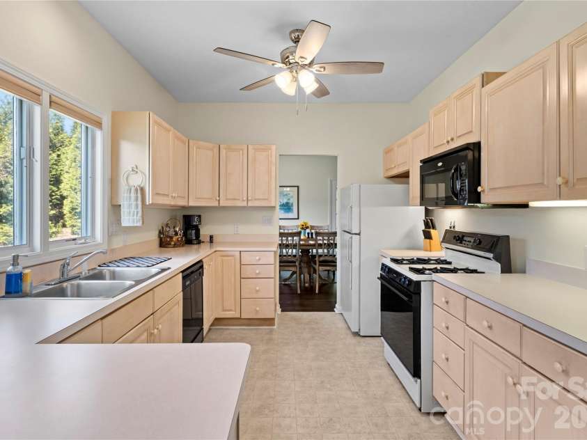 14 Country Meadows Lane, Hendersonville, NC 28792.  MLS# CAR4421252, YatesRealty ID 48631. 