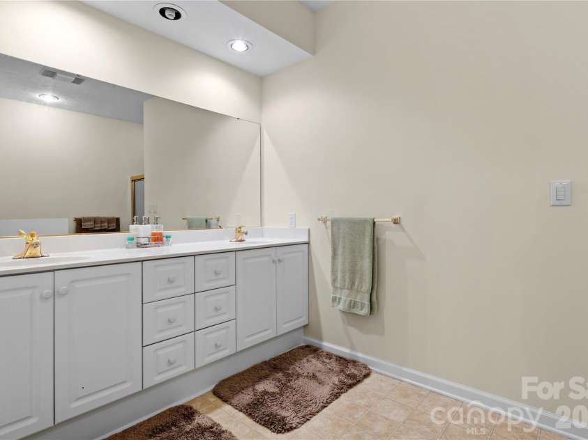 14 Country Meadows Lane, Hendersonville, NC 28792.  MLS# CAR4421252, YatesRealty ID 48631. 