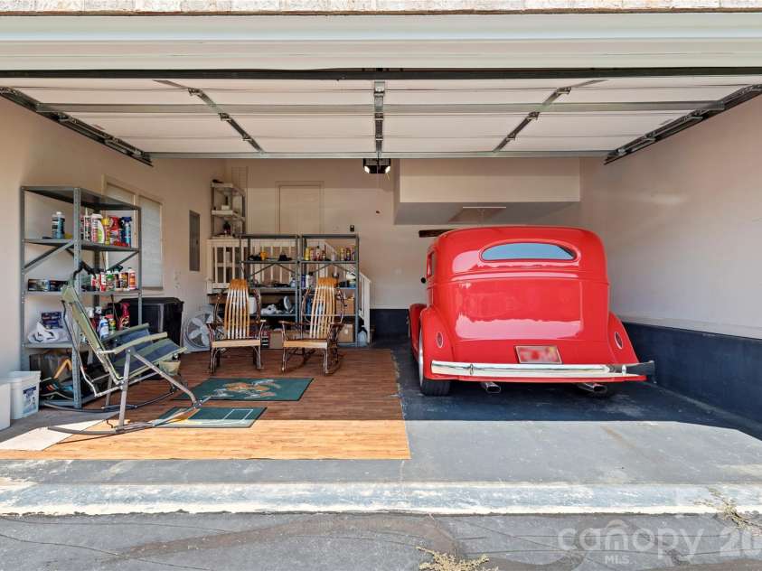 14 Country Meadows Lane, Hendersonville, NC 28792.  MLS# CAR4421252, YatesRealty ID 48631. 