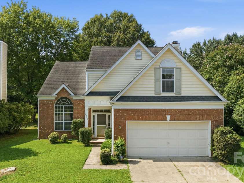 11215 Longhedge Lane, Charlotte, NC 28273.  MLS# CAR4410596, YatesRealty ID 48632. 