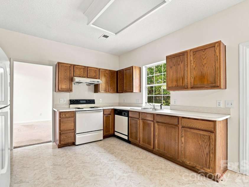11215 Longhedge Lane, Charlotte, NC 28273.  MLS# CAR4410596, YatesRealty ID 48632. 