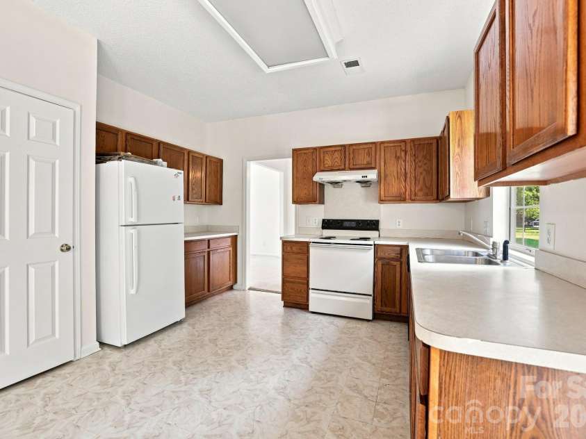 11215 Longhedge Lane, Charlotte, NC 28273.  MLS# CAR4410596, YatesRealty ID 48632. 