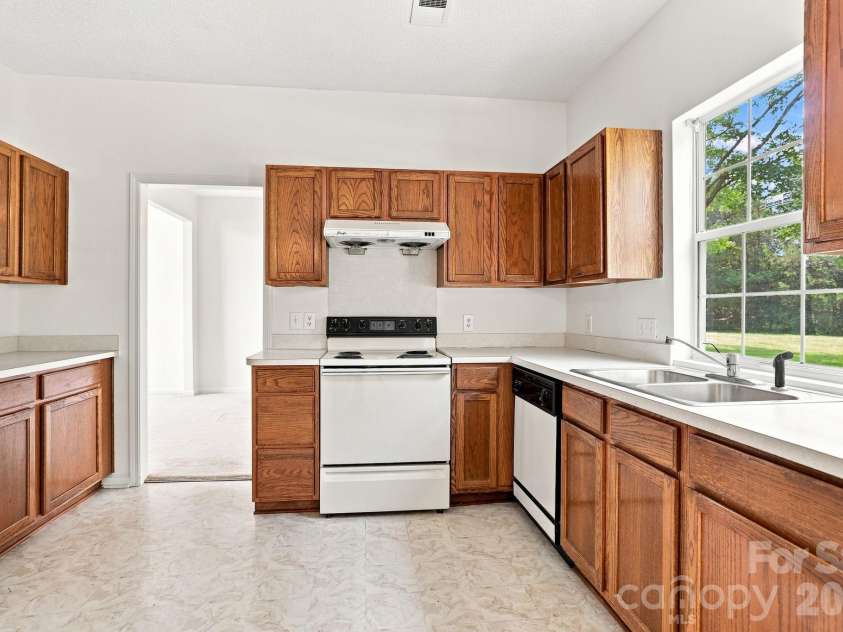 11215 Longhedge Lane, Charlotte, NC 28273.  MLS# CAR4410596, YatesRealty ID 48632. 