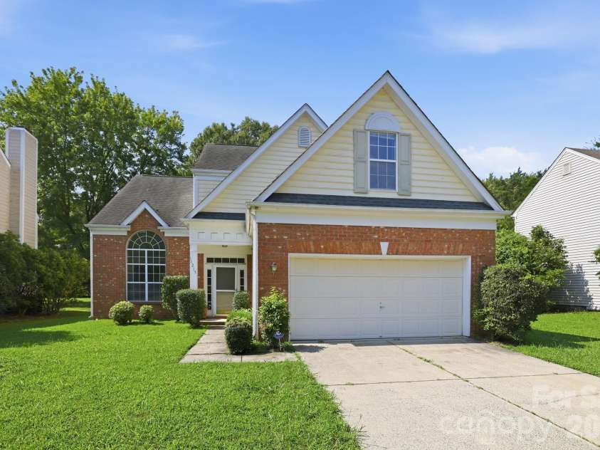 11215 Longhedge Lane, Charlotte, NC 28273.  MLS# CAR4410596, YatesRealty ID 48632. 