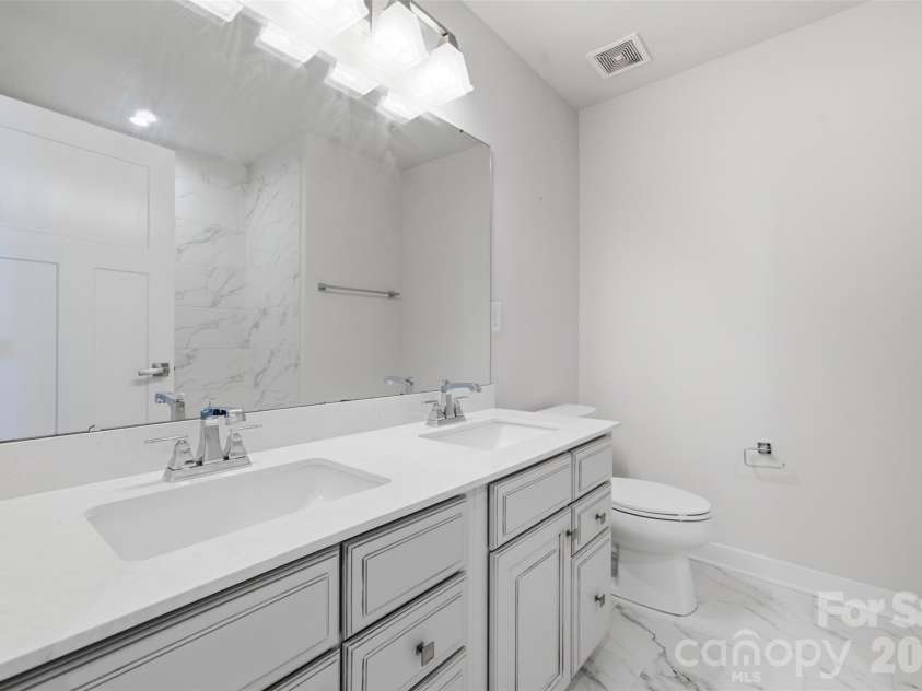 11124 Vanguard Parkway, Huntersville, NC 28078.  MLS# CAR4421110, YatesRealty ID 48635. Bathroom 4