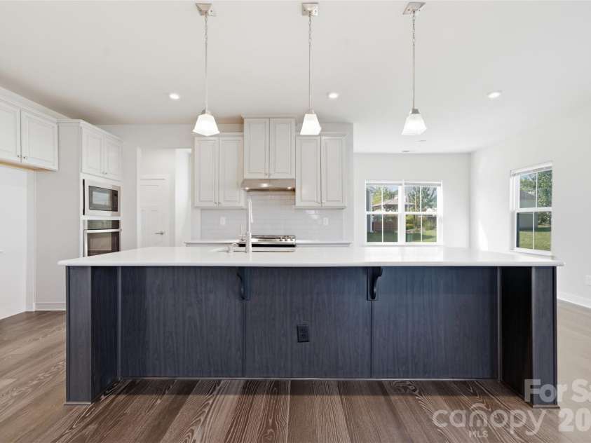 11124 Vanguard Parkway, Huntersville, NC 28078.  MLS# CAR4421110, YatesRealty ID 48635. Gourmet Kitchen