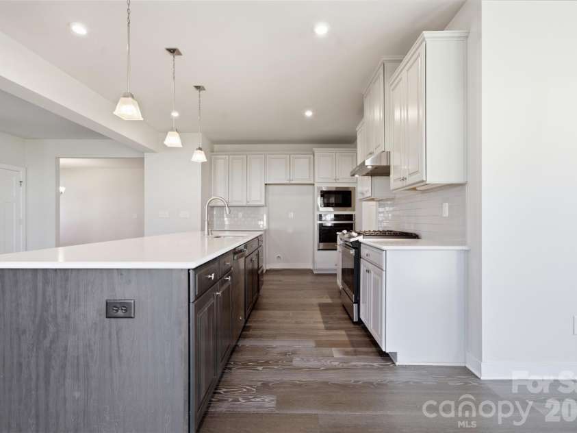 11124 Vanguard Parkway, Huntersville, NC 28078.  MLS# CAR4421110, YatesRealty ID 48635. Gourmet Kitchen