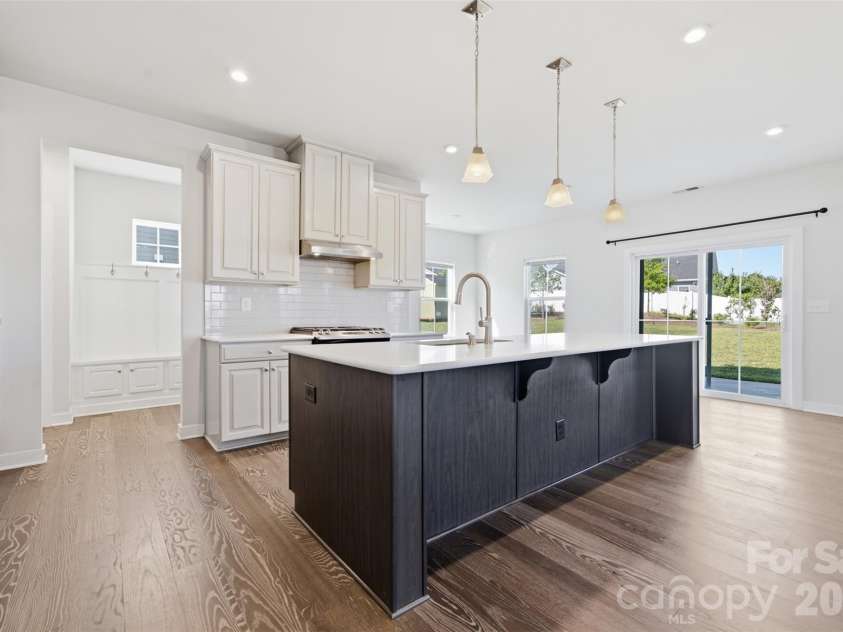 11124 Vanguard Parkway, Huntersville, NC 28078.  MLS# CAR4421110, YatesRealty ID 48635. Gourmet Kitchen