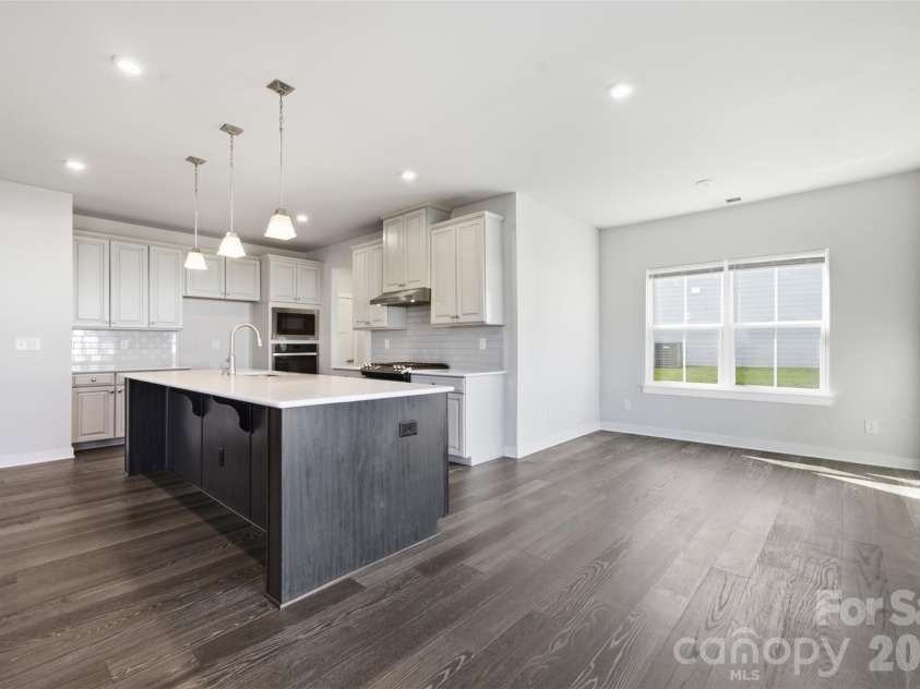 11124 Vanguard Parkway, Huntersville, NC 28078.  MLS# CAR4421110, YatesRealty ID 48635. Gourmet Kitchen