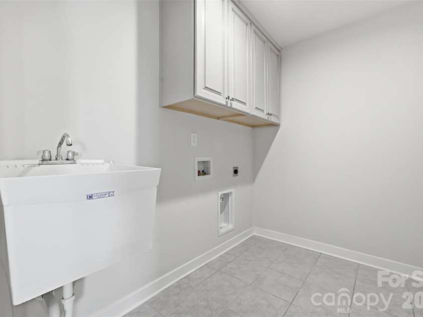 11124 Vanguard Parkway, Huntersville, NC 28078.  MLS# CAR4421110, YatesRealty ID 48635. Laundry Room
