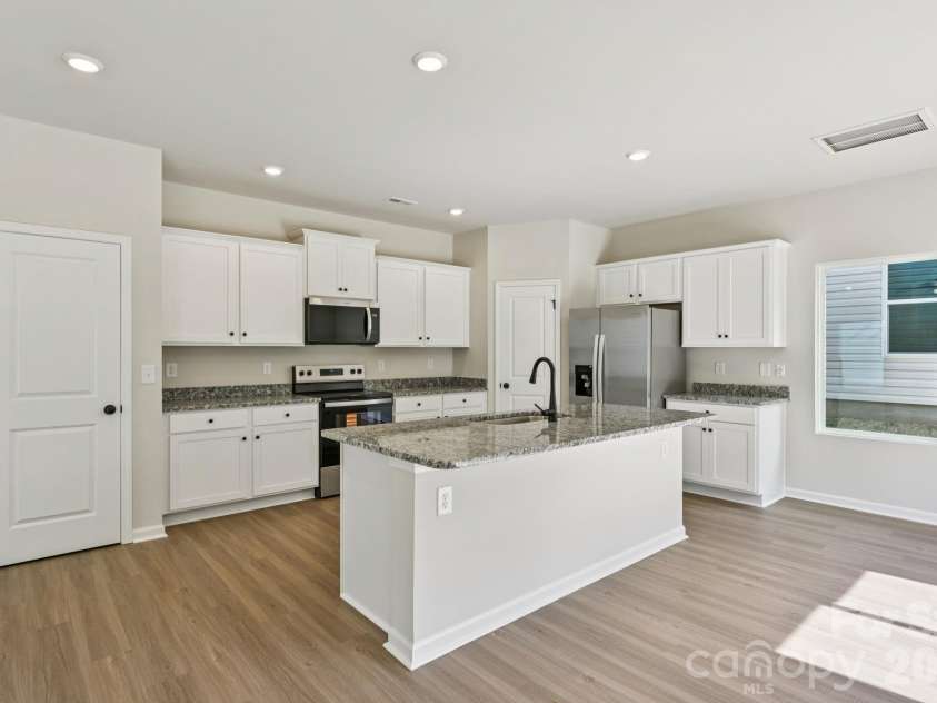 818 Willow Estates Drive, Shelby, NC 28150.  MLS# CAR4374018, YatesRealty ID 48639. 