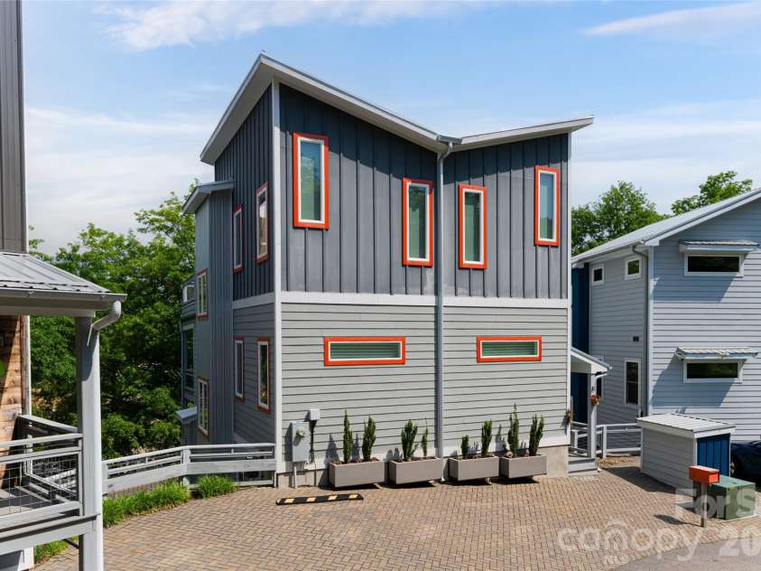 8 Birdhouse Row, Asheville, NC 28801.  MLS# CAR4420477, YatesRealty ID 48642. 