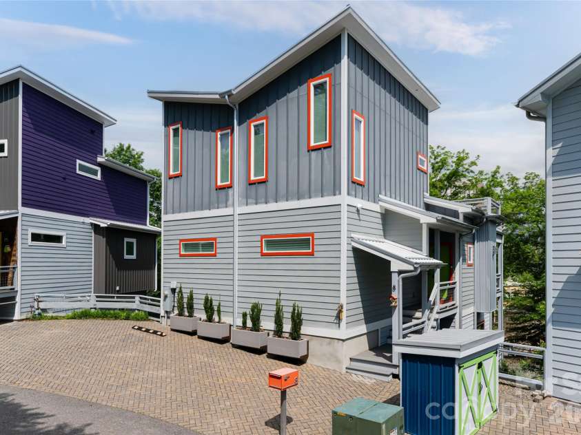 8 Birdhouse Row, Asheville, NC 28801.  MLS# CAR4420477, YatesRealty ID 48642. 