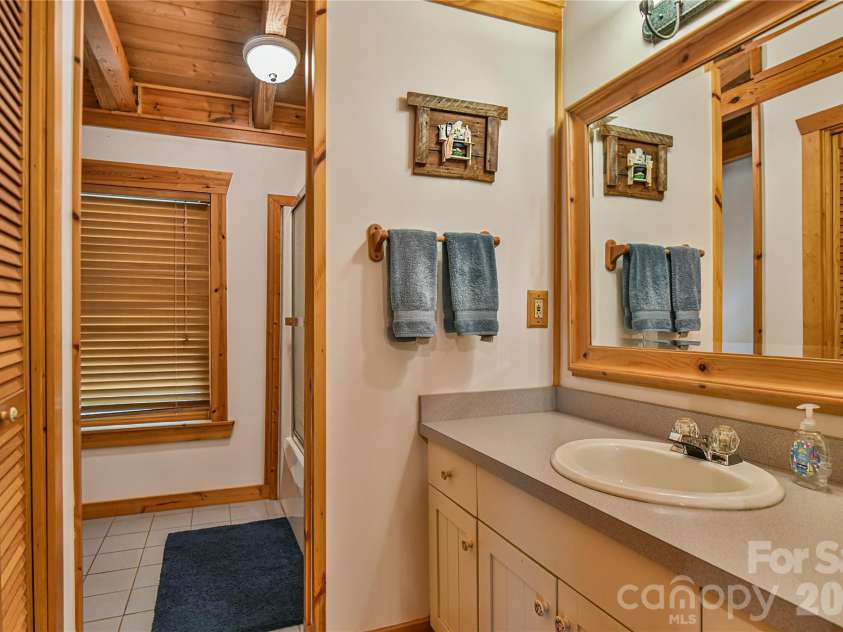 27 Winn Drive, Leicester, NC 28748.  MLS# CAR4419621, YatesRealty ID 48643. Primary bath.
