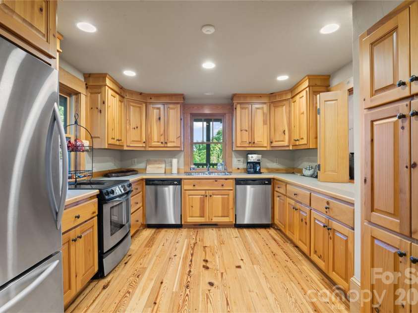 1915 Creston Drive, Black Mountain, NC 28711.  MLS# CAR4402197, YatesRealty ID 48644. Full service kitchen in Creston community center.