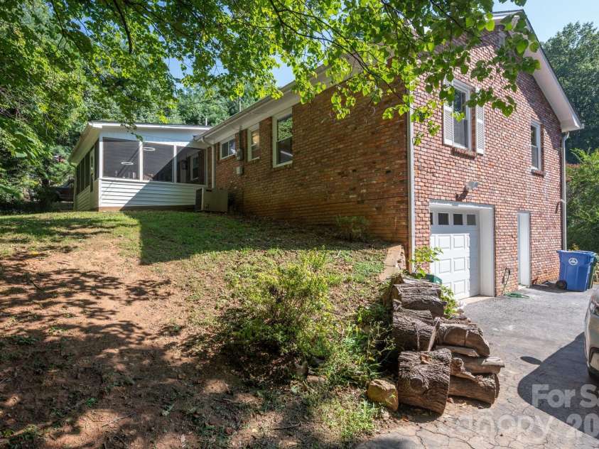 65 Beechwood Road, Asheville, NC 28805.  MLS# CAR4420830, YatesRealty ID 48649. 