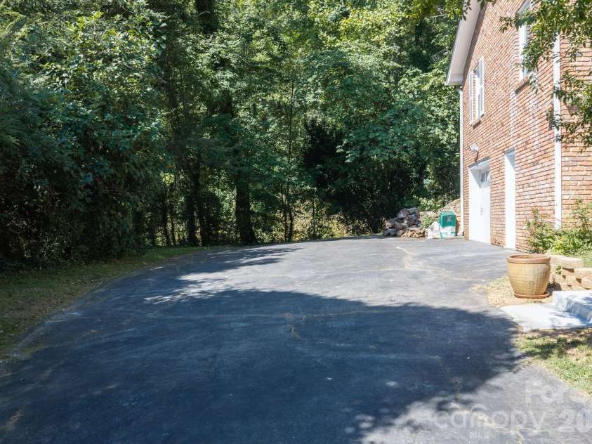 65 Beechwood Road, Asheville, NC 28805.  MLS# CAR4420830, YatesRealty ID 48649. 