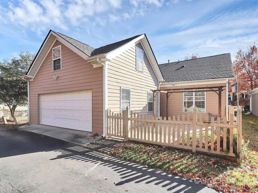 10046 Bishops Gate Boulevard, Pineville, NC 28134.  MLS# CAR4322219, YatesRealty ID 4865. DETACHED OVERSIZED DOUBLE GARAGE
