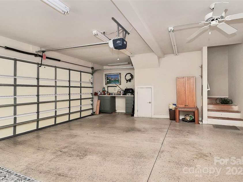10046 Bishops Gate Boulevard, Pineville, NC 28134.  MLS# CAR4322219, YatesRealty ID 4865. GARAGE INTERIOR