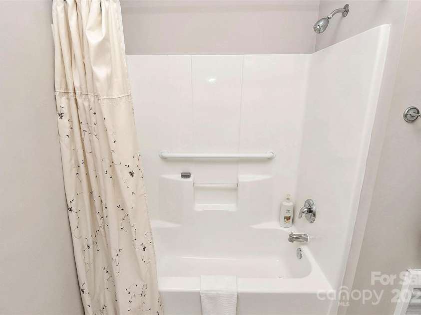 10046 Bishops Gate Boulevard, Pineville, NC 28134.  MLS# CAR4322219, YatesRealty ID 4865. HALL BATH