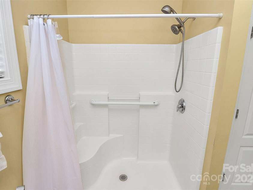 10046 Bishops Gate Boulevard, Pineville, NC 28134.  MLS# CAR4322219, YatesRealty ID 4865. HALL BATH
