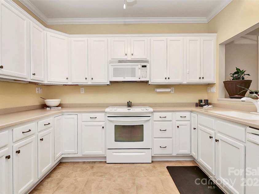 10046 Bishops Gate Boulevard, Pineville, NC 28134.  MLS# CAR4322219, YatesRealty ID 4865. KITCHEN WORK AREA