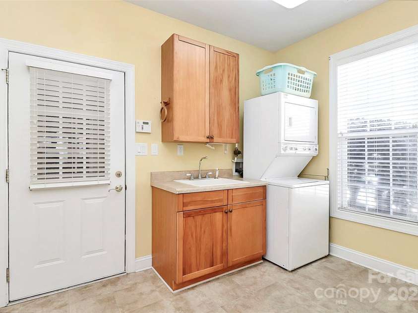 10046 Bishops Gate Boulevard, Pineville, NC 28134.  MLS# CAR4322219, YatesRealty ID 4865. LAUNDRY ROOM