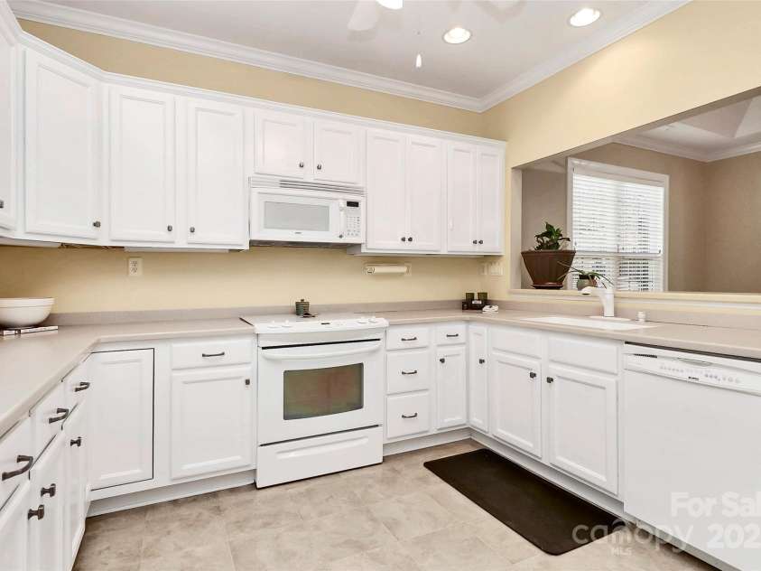 10046 Bishops Gate Boulevard, Pineville, NC 28134.  MLS# CAR4322219, YatesRealty ID 4865. MANY CABINETS