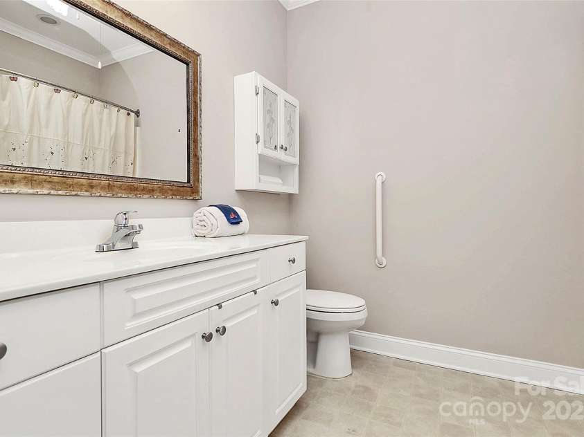10046 Bishops Gate Boulevard, Pineville, NC 28134.  MLS# CAR4322219, YatesRealty ID 4865. OWNER'S BATH