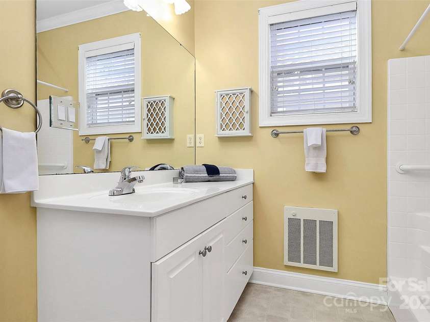 10046 Bishops Gate Boulevard, Pineville, NC 28134.  MLS# CAR4322219, YatesRealty ID 4865. OWNER'S BATH