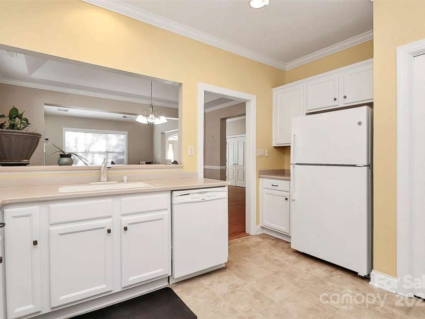 10046 Bishops Gate Boulevard, Pineville, NC 28134.  MLS# CAR4322219, YatesRealty ID 4865. PASS THROUGH WINDOW