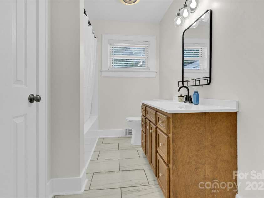 11720 Kluttz Road, Gold Hill, NC 28071.  MLS# CAR4310441, YatesRealty ID 4865. 2nd full bathroom with tub and shower