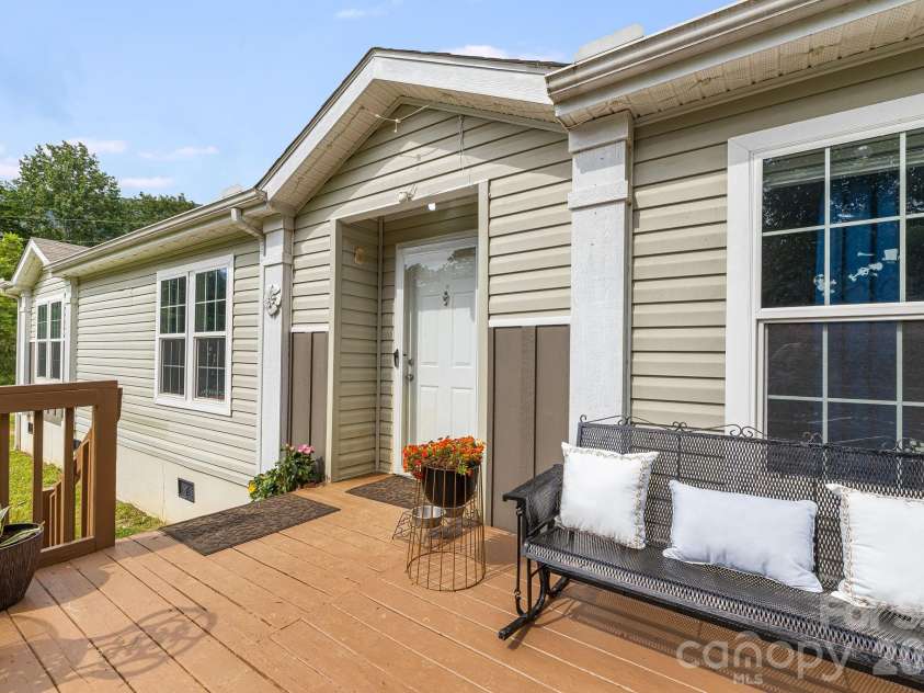36 Woodrat Drive, Burnsville, NC 28714.  MLS# CAR4421130, YatesRealty ID 48656. 