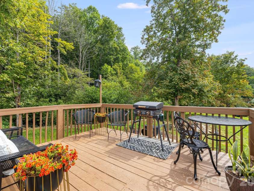 36 Woodrat Drive, Burnsville, NC 28714.  MLS# CAR4421130, YatesRealty ID 48656. 
