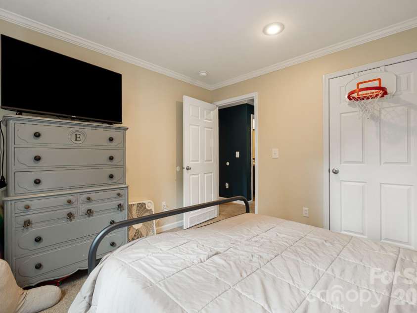 36 Woodrat Drive, Burnsville, NC 28714.  MLS# CAR4421130, YatesRealty ID 48656. 