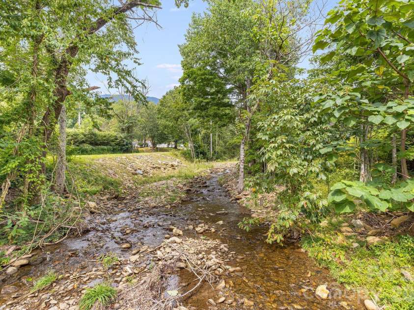 36 Woodrat Drive, Burnsville, NC 28714.  MLS# CAR4421130, YatesRealty ID 48656. 
