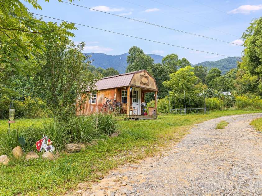 36 Woodrat Drive, Burnsville, NC 28714.  MLS# CAR4421130, YatesRealty ID 48656. 