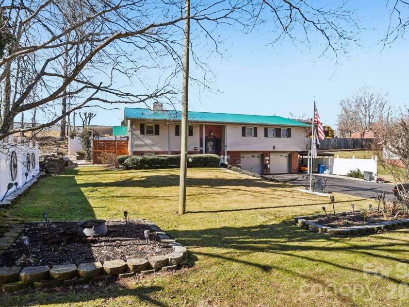 36 Kimberly Drive, Canton, NC 28716.  MLS# CAR4347339, YatesRealty ID 4866. 