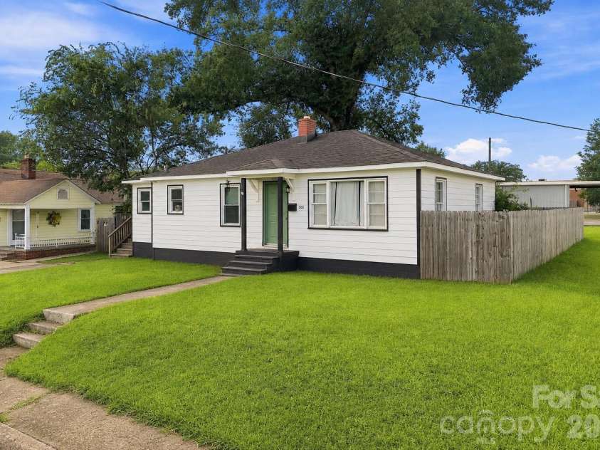 305 Poplar Street, Gaffney, SC 29341.  MLS# CAR4421494, YatesRealty ID 48661. 