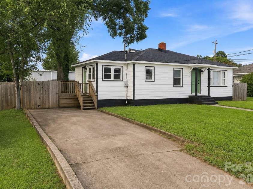 305 Poplar Street, Gaffney, SC 29341.  MLS# CAR4421494, YatesRealty ID 48661. 