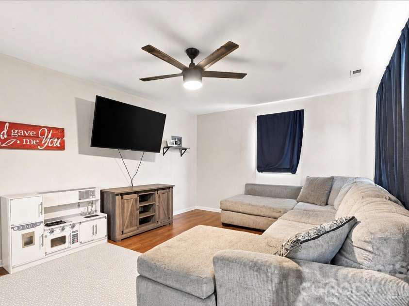 305 Poplar Street, Gaffney, SC 29341.  MLS# CAR4421494, YatesRealty ID 48661. 