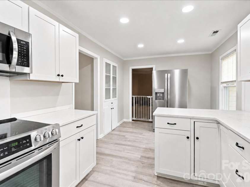 305 Poplar Street, Gaffney, SC 29341.  MLS# CAR4421494, YatesRealty ID 48661. 