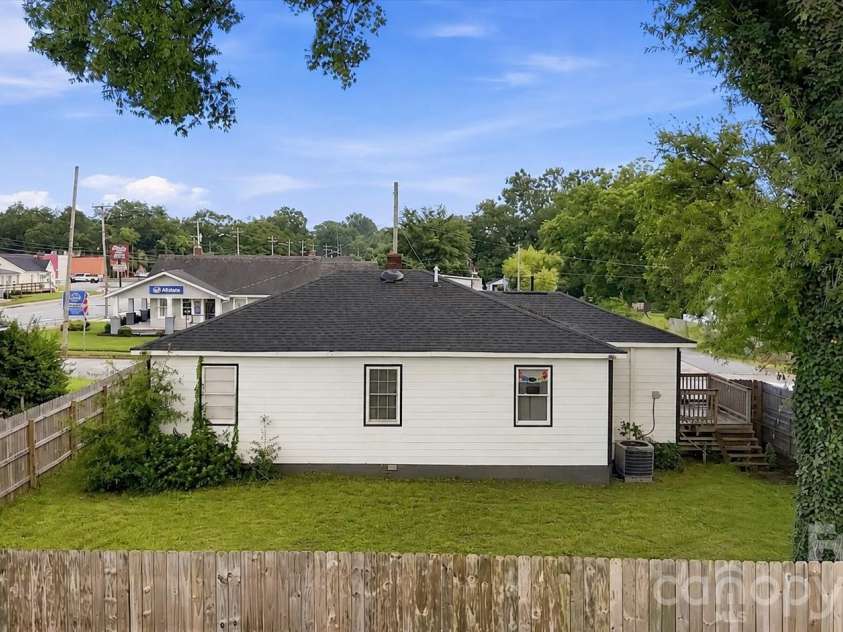305 Poplar Street, Gaffney, SC 29341.  MLS# CAR4421494, YatesRealty ID 48661. 
